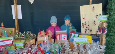 Kinder auf dem Weihnachtsmarktstand 2025